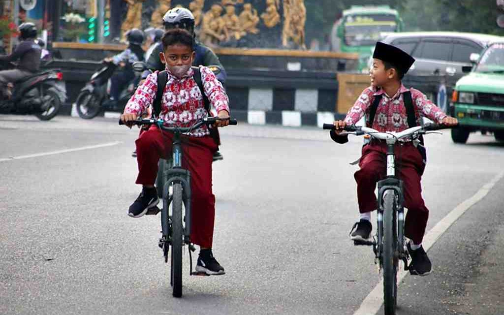 Setop Motoran! Siswa Di Imbau Jalan Kaki-Naik Sepeda Ke Sekolah Untuk Efisiensi Energi