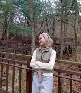 Xaviera Putri Tampil Stylish Hiking Di Sagajeong Park, Seoul!