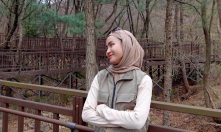 Xaviera Putri Tampil Stylish Hiking Di Sagajeong Park, Seoul!