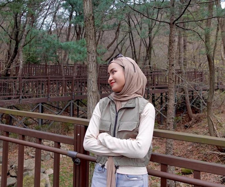 Xaviera Putri Tampil Stylish Hiking Di Sagajeong Park, Seoul!