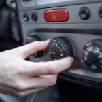 Sering Dilakukan! Bahaya Mematikan AC Mobil Saat Baru Parkir