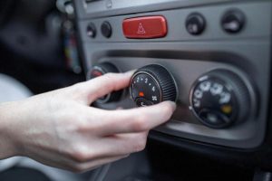 Sering Dilakukan! Bahaya Mematikan AC Mobil Saat Baru Parkir