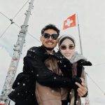 Dingin Tapi Hangat! Emy Aghnia & Suami Liburan Mesra Di Swiss