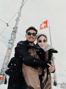 Dingin Tapi Hangat! Emy Aghnia & Suami Liburan Mesra Di Swiss