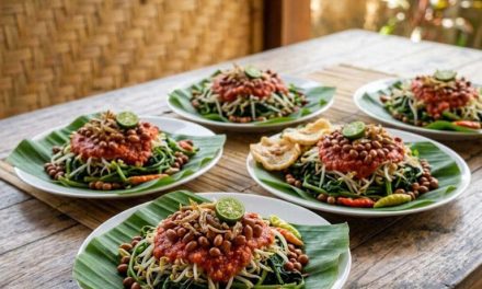 Plecing Kangkung Khas Lombok, Pedas Segar Yang Bikin Nagih!