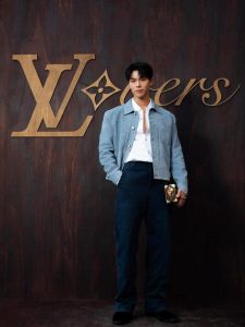 Makin Fashionable! Ide Styling OOTD Pakai Tas Ala Glenn Yong