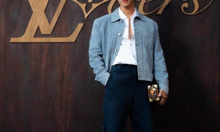 Makin Fashionable! Ide Styling OOTD Pakai Tas Ala Glenn Yong