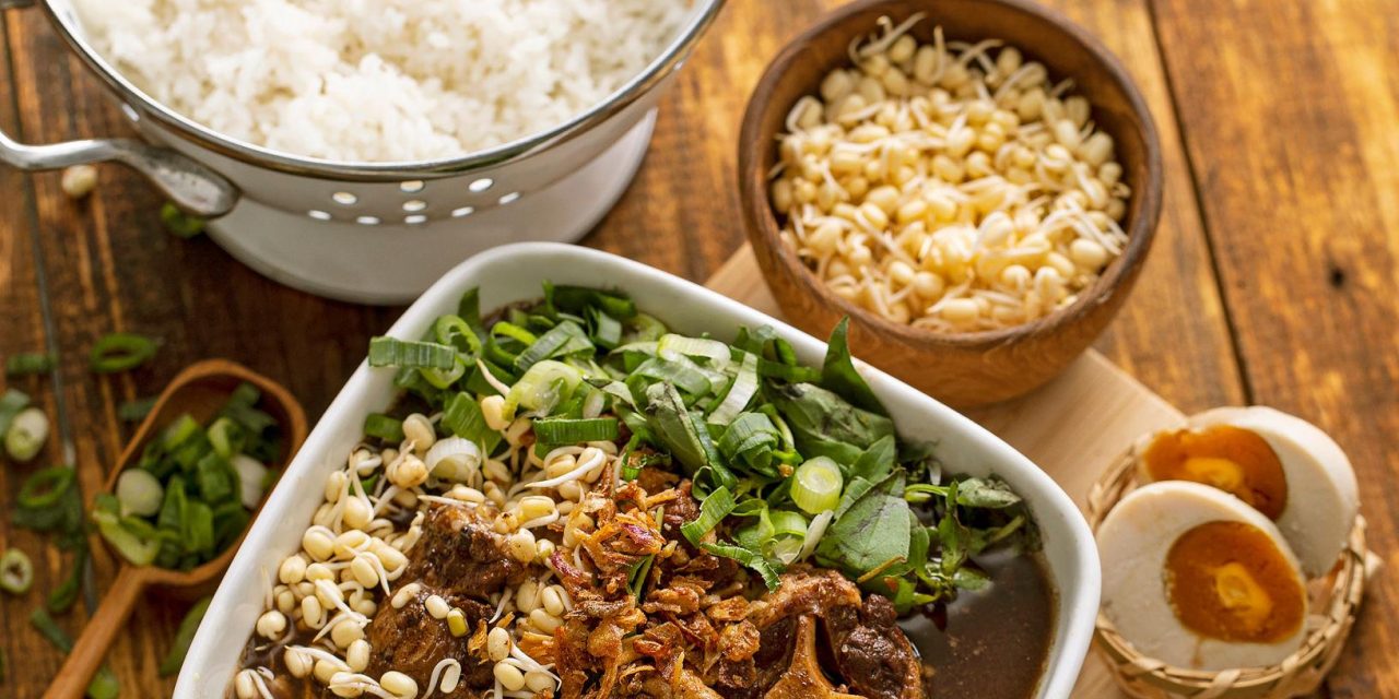 Kuah Hitam Kaya Rasa! Rawon Daging, Ikon Kuliner Jawa Timur
