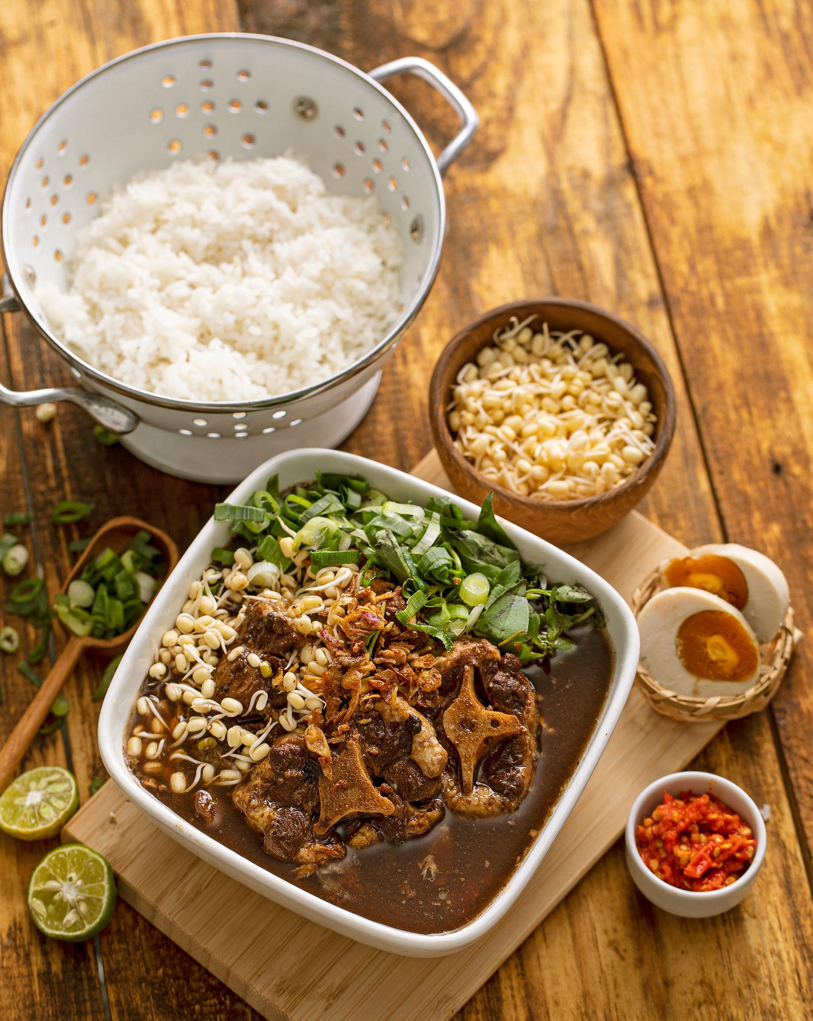 Kuah Hitam Kaya Rasa! Rawon Daging, Ikon Kuliner Jawa Timur